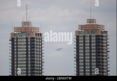 Indianapolis, Usa. Mai 2020. Die United States Navy Blue Angels fliegen über Indianapolis, um die COVID-19/Coronavirus Gesundheitsarbeiter, Ersthelfer und andere wichtige Mitarbeiter zu ehren. Quelle: SOPA Images Limited/Alamy Live News Stockfoto