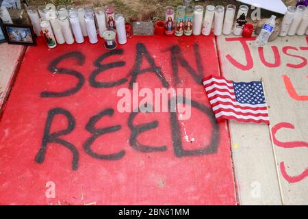 Indianapolis, Usa. Mai 2020. Ein Denkmal wurde für Dreasjon Reed, 21, nahe der Ecke der 62nd Street und Michigan Road gemacht, wo ein Indianapolis Metropolitan Police Department Offizier tödlich erschossen ihn von letzter Woche in Indianapolis. Quelle: SOPA Images Limited/Alamy Live News Stockfoto