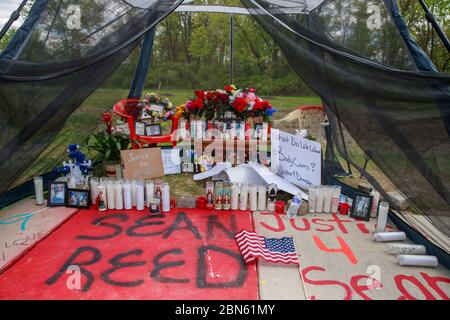 Indianapolis, Usa. Mai 2020. Ein Denkmal wurde für Dreasjon Reed, 21, nahe der Ecke der 62nd Street und Michigan Road gemacht, wo ein Indianapolis Metropolitan Police Department Offizier tödlich erschossen ihn von letzter Woche in Indianapolis. Quelle: SOPA Images Limited/Alamy Live News Stockfoto