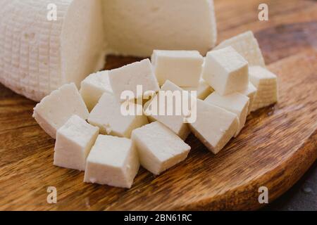 queso panela mexikanische Käseplatte, gewürfelter Käse, mexikanische Küche Weißkäse in mexiko Stockfoto