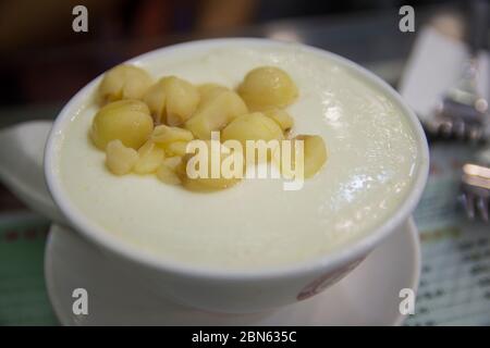 Congee, ein traditioneller asiatischer Reisbrei mit geschälten Kastanien, Hongkong Stockfoto