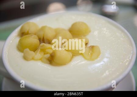 Congee, ein traditioneller asiatischer Reisbrei mit geschälten Kastanien, Hongkong Stockfoto