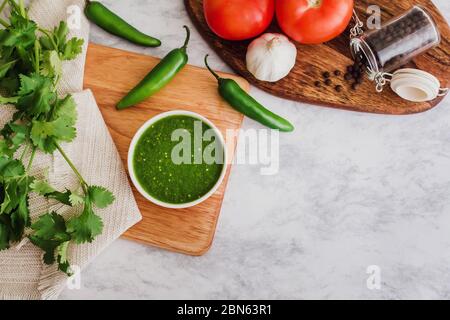 mexikanische grüne Sauce, würzige scharfe Chili-Sauce mit Chili-Pfeffer, Knoblauch und Tomaten, Essen in Mexiko Stockfoto