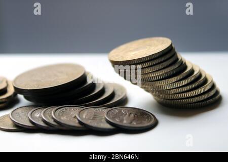 Alte Münzen indischer Jahrgänge. Alte und neue indische Münzen auf weißem Hintergrund isoliert. Gültige und ungültige indische Währungen. Stockfoto