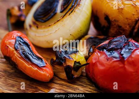 Gebrannte Chilies für eine mexikanische Sauce würzig Essen in mexiko Stockfoto