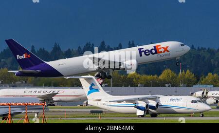 Richmond, British Columbia, Kanada. Mai 2020. Ein FedEx Express Boeing 767-300F(er) Luftfrachtjet (N181FE) hebt vom Vancouver International Airport ab. Kredit: Bayne Stanley/ZUMA Wire/Alamy Live News Stockfoto