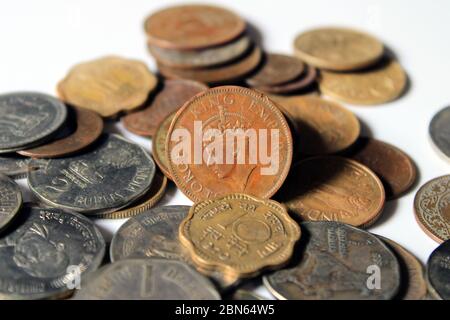 Alte Münzen indischer Jahrgänge. Alte und neue indische Münzen auf weißem Hintergrund isoliert. Gültige und ungültige indische Währungen. GEORGE VI KÖNIG KAISER BILD Stockfoto