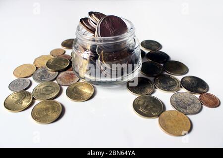 Alte Münzen indischer Jahrgänge. Alte und neue indische Münzen auf weißem Hintergrund isoliert. Gültige und ungültige indische Währungen. Stockfoto