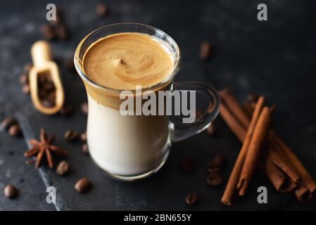 Zwei Glasbecher mit Dalgona schaumig Kaffee Trend koreanisch trinken Latte Espresso mit Kaffeeschaum auf schwarzem Hintergrund. Stockfoto
