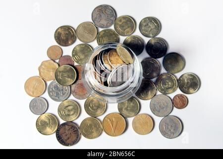 Alte Münzen indischer Jahrgänge. Alte und neue indische Münzen auf weißem Hintergrund isoliert. Gültige und ungültige indische Währungen. Stockfoto