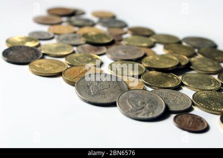 Alte Münzen indischer Jahrgänge. Alte und neue indische Münzen auf weißem Hintergrund isoliert. Gültige und ungültige indische Währungen. Stockfoto