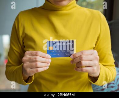 Weibliche Hand mit Kreditkarte. Online-Shopping-Konzept. Stockfoto