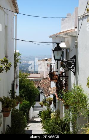 Steile schmale Seitenstraße in der Altstadt, Mijas, Costa del Sol, Provinz Malaga, Andalusien, Spanien. Stockfoto