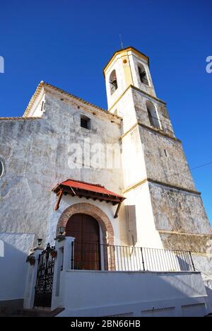 Inkarnationskirche (erbaut 1505) und Glockenturm, Yunquera, Provinz Málaga, Andalusien, Spanien, Westeuropa. Stockfoto