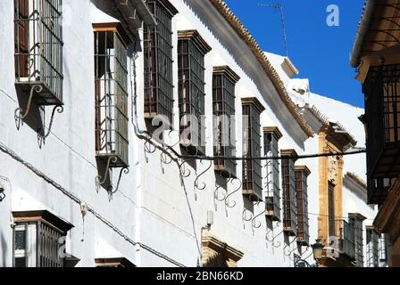 Traditionelle Stadthäuser mit kunstvollen schmiedeeisernen Fenstergittern, Osuna, Provinz Sevilla, Andalusien, Spanien, Europa. Stockfoto