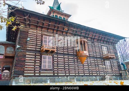 Downtown Srinagar, Kashmir, Indien: Datiert- April 20, 2020: Eingang zu einem berühmten Schrein in Srinagar Kashmir Stockfoto