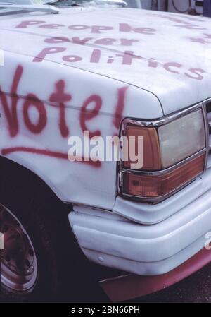 WAHLSTIMMEN IN WASHINGTON DC. MENSCHEN ÜBER POLITIK AUTO GRAFITTI MIT DC FLAGGE. Stockfoto