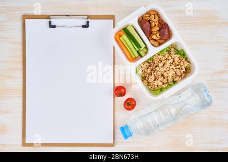 Clipboard, vegane Lunchbox, Flasche. Gesunde vegetarische Menü, Gewichtsverlust, gesunde Lebensweise Stockfoto