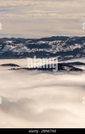 Bohinj Tal bedeckt im Morgennebel Stockfoto