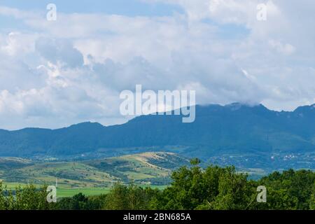 Eine schöne Landschaft in der Nähe des Bärenreservats Zarnesti, Brasov, Rumänien Stockfoto