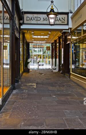 Blick auf die Royal Arcade in Cardiff, mit dem Eingang zum St Davids Shopping Centre, der über die Trennstraße sichtbar ist. (Die Hayes).