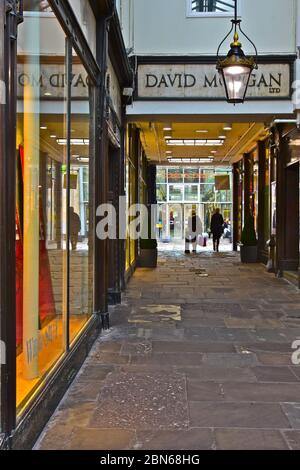 Blick auf die Royal Arcade in Cardiff, mit dem Eingang zum St Davids Shopping Centre, der über die Trennstraße sichtbar ist. (Die Hayes). Stockfoto