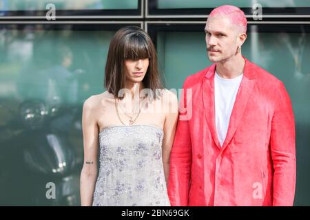 19. Februar 2020: Model trägt ein elegantes Kleid mit einer Pony-Frisur, Model eine rote Jacke und rot gefärbtes Haar während der Armani Modenschau im Wom Stockfoto