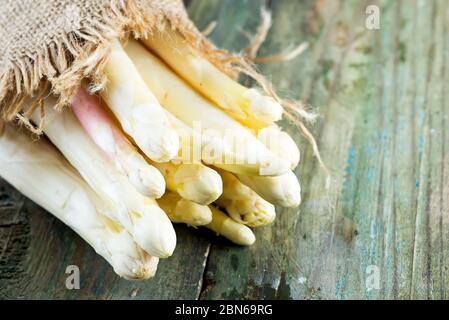 Frisch gepflückte natürliche Bio-Bund von weißem Spargel Gemüse auf einem Holzhintergrund. Stockfoto