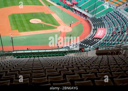 Der übliche Zeitplan von März bis Oktober. Mai 2020. Gesamtansicht, 5. Mai 2020 - Baseball : 2020 südkoreanisches Profi-Baseball-Ligaeröffnungsspiel ohne Zuschauer zwischen SK Wyverns 0-3 Hanwha Eagles im Munhak Baseball Stadium in Incheon, westlich von Seoul, Südkorea. Die Pro Baseball League begann am 5. Mai. Aufgrund der COVID-19 Ausbreitung, der frühe Teil der 2020 Korea Baseball Organisation (KBO) Saison wird ohne Fans in den Tribünen gespielt werden und die 144 Spiele werden von Mai-November statt der üblichen März-Oktober Zeitplan statt. Kredit: Lee Jae-won/AFLO/Alamy Live News Stockfoto