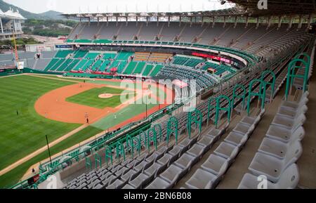 Der übliche Zeitplan von März bis Oktober. Mai 2020. Gesamtansicht, 5. Mai 2020 - Baseball : 2020 südkoreanisches Profi-Baseball-Ligaeröffnungsspiel ohne Zuschauer zwischen SK Wyverns 0-3 Hanwha Eagles im Munhak Baseball Stadium in Incheon, westlich von Seoul, Südkorea. Die Pro Baseball League begann am 5. Mai. Aufgrund der COVID-19 Ausbreitung, der frühe Teil der 2020 Korea Baseball Organisation (KBO) Saison wird ohne Fans in den Tribünen gespielt werden und die 144 Spiele werden von Mai-November statt der üblichen März-Oktober Zeitplan statt. Kredit: Lee Jae-won/AFLO/Alamy Live News Stockfoto