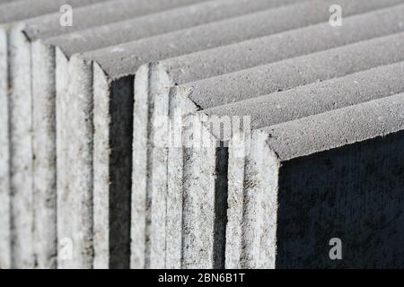 Stapel von grauen Pflasterplatten. Bau von Gehwegen. Baumaterialien für den Bau des Bürgersteiges. Stockfoto