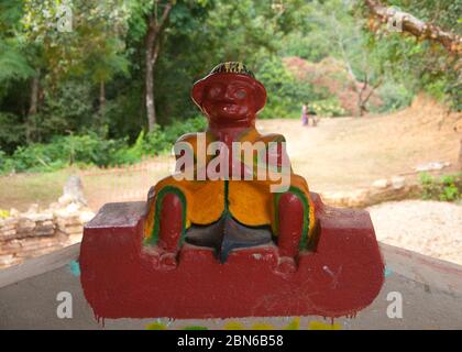 Burma / Myanmar: Kleine Figur auf einer Mauer im buddhistischen Tempel des Wat Ban Ngaek, Kyaing Tong (Kengtung), Shan State. Wat Stockfoto