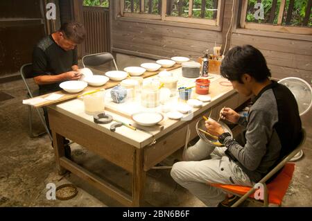 Japan: Imari-Handwerk am Ofen von Gen-Emon, Arita, Kyushu. Der Gen-Emon Ofen von Arita wurde 1753 gegründet und hat im Laufe seiner langen Geschichte PR Stockfoto