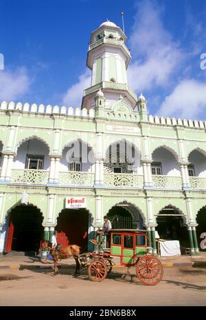 Burma / Myanmar: Pferdekutsche vor der Jamaa-Moschee, Pyin U Lwin (Maymyo), Mandalay Region. Pyin U Lwin (Maymyo) begann als militärischer Outpo Stockfoto