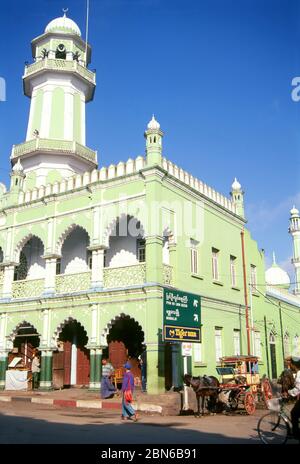 Burma / Myanmar: Pferdekutsche vor der Jamaa-Moschee, Pyin U Lwin (Maymyo), Mandalay Region. Pyin U Lwin (Maymyo) begann als militärischer Outpo Stockfoto