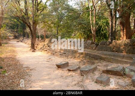 Kambodscha: Die äußere westliche Mauer am Khmer Tempel, Chau Srei Vibol (auch Wat Trak genannt), am Anfang des 11. Jahrhunderts. Die Wiederherstellung wird rückgängig gemacht Stockfoto