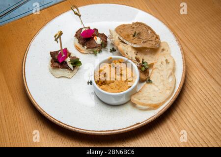 Frischer Pate mit frischen Brotsorten. Stockfoto
