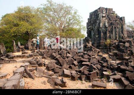 Kambodscha: Besucher des zentralen Heiligtums am Anfang des 11. Jahrhunderts Hügel Khmer Tempel, Chau Srei Vibol (auch bekannt als Wat Trak), in der Nähe von Angkor. Th Stockfoto