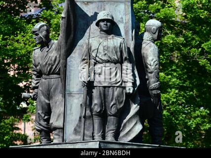 Potsdam, Deutschland. Mai 2020. Das Denkmal auf dem sowjetischen Ehrenfriedhof am Bassinplatz. Etwa 400 Gräber und ein mit Bronzefiguren geschmückter Obelisk erinnern an gefallene Soldaten der sowjetischen Armee während der Schlacht von Berlin. Die Soldaten der Roten Armee, die auf dem Sockel des Sandstein-Granit-Gedenkmals stehen, stellen die vier Armeezweige durch einen Wachsoldaten, einen Panzerfahrer, einen Marineinfanteristen und einen Piloten dar. Der Ehrenfriedhof steht seit 1987 unter Denkmalschutz. Quelle: Soeren stache/dpa-Zentralbild/ZB/dpa/Alamy Live News Stockfoto