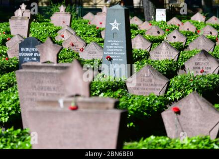 Potsdam, Deutschland. Mai 2020. Das Denkmal auf dem sowjetischen Ehrenfriedhof am Bassinplatz. Etwa 400 Gräber und ein mit Bronzefiguren geschmückter Obelisk erinnern an gefallene Soldaten der sowjetischen Armee während der Schlacht von Berlin. Die Soldaten der Roten Armee, die auf dem Sockel des Sandstein-Granit-Gedenkmals stehen, stellen die vier Armeezweige durch einen Wachsoldaten, einen Panzerfahrer, einen Marineinfanteristen und einen Piloten dar. Der Ehrenfriedhof steht seit 1987 unter Denkmalschutz. Quelle: Soeren stache/dpa-Zentralbild/ZB/dpa/Alamy Live News Stockfoto