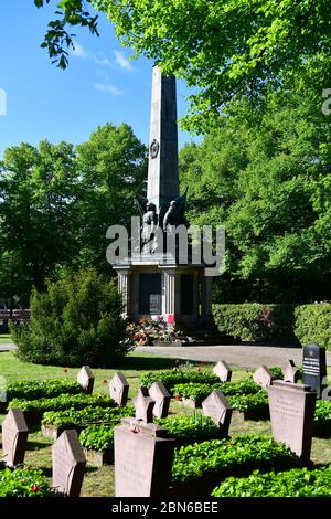 Potsdam, Deutschland. Mai 2020. Das Denkmal auf dem sowjetischen Ehrenfriedhof am Bassinplatz. Etwa 400 Gräber und ein mit Bronzefiguren geschmückter Obelisk erinnern an gefallene Soldaten der sowjetischen Armee während der Schlacht von Berlin. Die Soldaten der Roten Armee, die auf dem Sockel des Sandstein-Granit-Gedenkmals stehen, stellen die vier Armeezweige durch einen Wachsoldaten, einen Panzerfahrer, einen Marineinfanteristen und einen Piloten dar. Der Ehrenfriedhof steht seit 1987 unter Denkmalschutz. Quelle: Soeren stache/dpa-Zentralbild/ZB/dpa/Alamy Live News Stockfoto