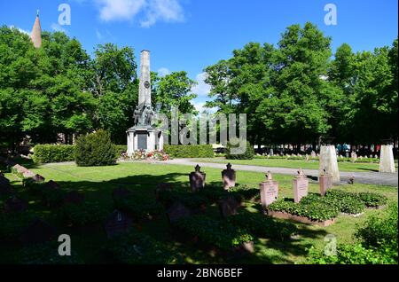 Potsdam, Deutschland. Mai 2020. Das Denkmal auf dem sowjetischen Ehrenfriedhof am Bassinplatz. Etwa 400 Gräber und ein mit Bronzefiguren geschmückter Obelisk erinnern an gefallene Soldaten der sowjetischen Armee während der Schlacht von Berlin. Die Soldaten der Roten Armee, die auf dem Sockel des Sandstein-Granit-Gedenkmals stehen, stellen die vier Armeezweige durch einen Wachsoldaten, einen Panzerfahrer, einen Marineinfanteristen und einen Piloten dar. Der Ehrenfriedhof steht seit 1987 unter Denkmalschutz. Quelle: Soeren stache/dpa-Zentralbild/ZB/dpa/Alamy Live News Stockfoto