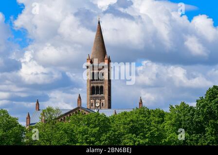 Potsdam, Deutschland. Mai 2020. Die Spitze der katholischen Pfarrkirche St. Peter und Paul am Bassinplatz in der Innenstadt. Quelle: Soeren stache/dpa-Zentralbild/ZB/dpa/Alamy Live News Stockfoto