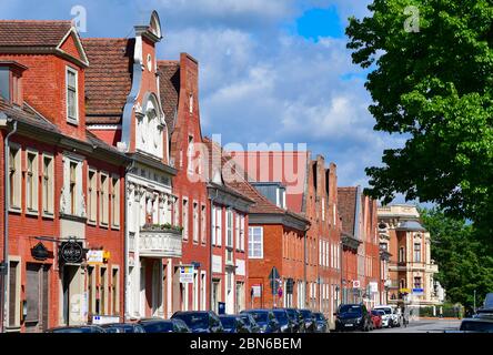 Potsdam, Deutschland. Mai 2020. Autos stehen vor den Häusern in der Hebbelstraße im Niederländischen Viertel. Quelle: Soeren stache/dpa-Zentralbild/ZB/dpa/Alamy Live News Stockfoto