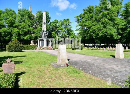 Potsdam, Deutschland. Mai 2020. Das Denkmal auf dem sowjetischen Ehrenfriedhof am Bassinplatz. Etwa 400 Gräber und ein mit Bronzefiguren geschmückter Obelisk erinnern an gefallene Soldaten der sowjetischen Armee während der Schlacht von Berlin. Die Soldaten der Roten Armee, die auf dem Sockel des Sandstein-Granit-Gedenkmals stehen, stellen die vier Armeezweige durch einen Wachsoldaten, einen Panzerfahrer, einen Marineinfanteristen und einen Piloten dar. Der Ehrenfriedhof steht seit 1987 unter Denkmalschutz. Quelle: Soeren stache/dpa-Zentralbild/ZB/dpa/Alamy Live News Stockfoto