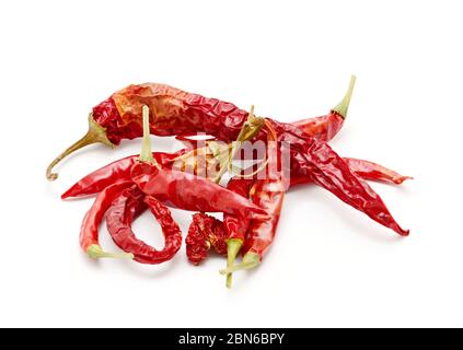 Haufen getrockneter roter Chili-Paprika auf weißem Hintergrund. Stockfoto
