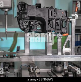 Präzise 3d-Messung von Kunststoffguss auf einer modernen Maschine für die Automobilindustrie, computergesteuert, Programmindustrie 4.0 Stockfoto