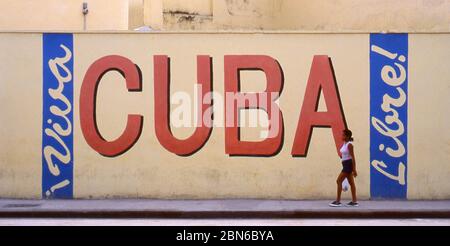 Ein 'Viva Cuba Libre' (Long Live Free Cuba) Straßenschild in Havanna. Die Kubanische Revolution war ein erfolgreicher bewaffneter Aufstand von Fidel Castros 26. Juli Mo Stockfoto