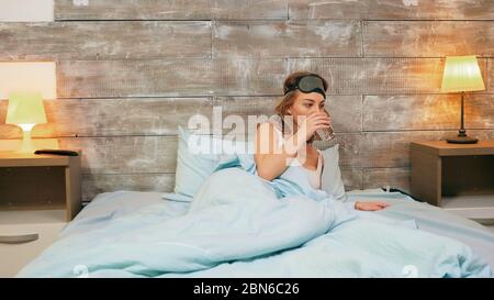 Schöne Frau Pyjama Aufwachen nach einem Alptraum. Schlechter Schlaf. Stockfoto