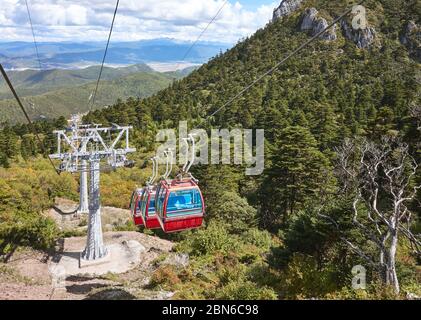 Gondelbahn zum Shika Snow Mountain, Blue Moon Valley, China. Stockfoto